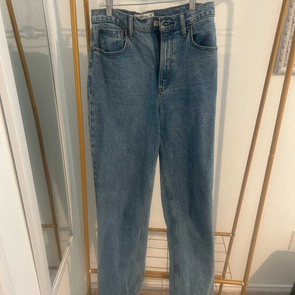 Abercrombie 90s straight leg Jean. Curve love